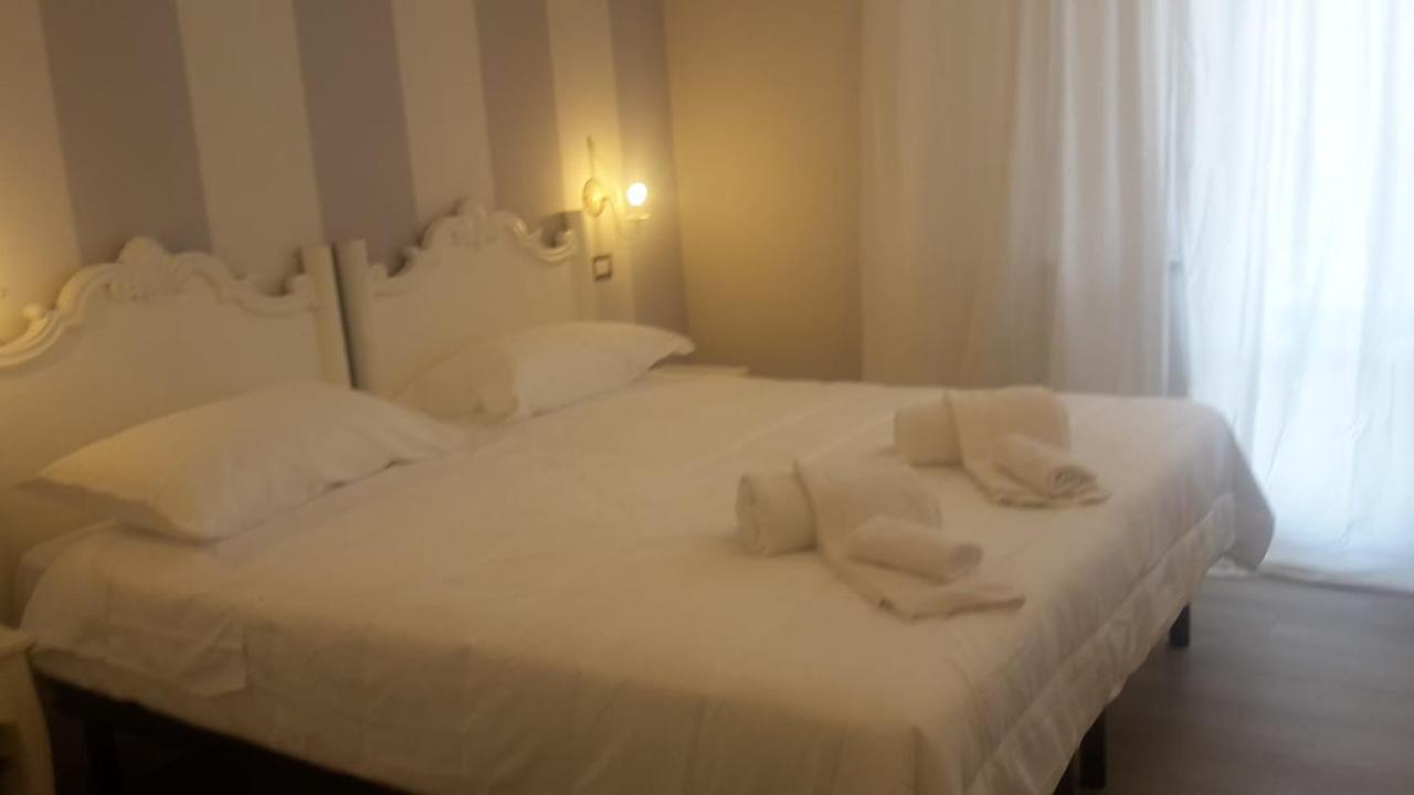 マリーナ・ディ・カッラーラ Brezza Marina Bed & Breakfast エクステリア 写真