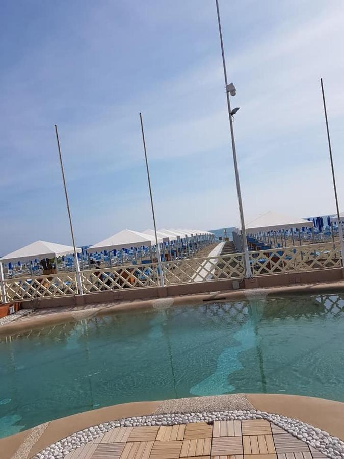 マリーナ・ディ・カッラーラ Brezza Marina Bed & Breakfast エクステリア 写真